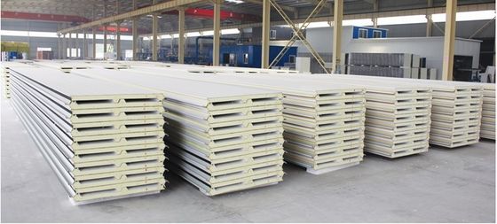 Aanpasbaar 100mm Pu Sandwich dakpaneel Superieure warmte- en geluidsisolatie
