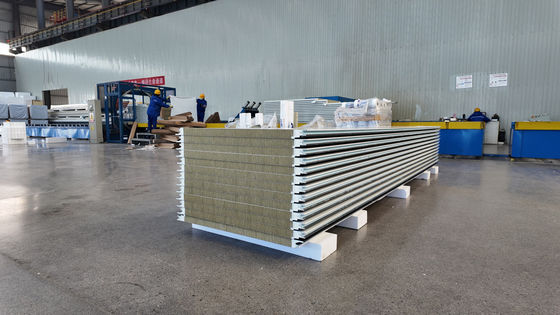 Superieure 75 mm decoratieve PU-sandwichpaneel met isolatie eigenschappen van steenwol