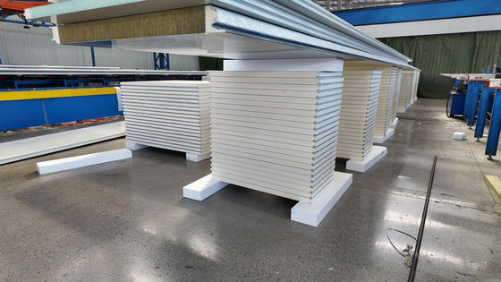 Verscheidene lengtes PU sandwichwandpaneel anti-corrosie warmte-isolatie