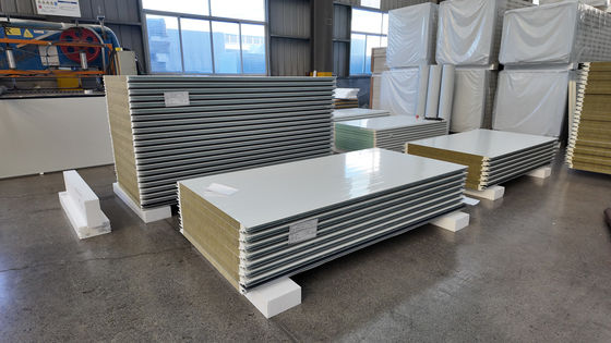 Hoge Sterkte PU Sandwichpaneel met Luchtdichtheid/Waterdichtheid en Superieure Thermische Isolatie