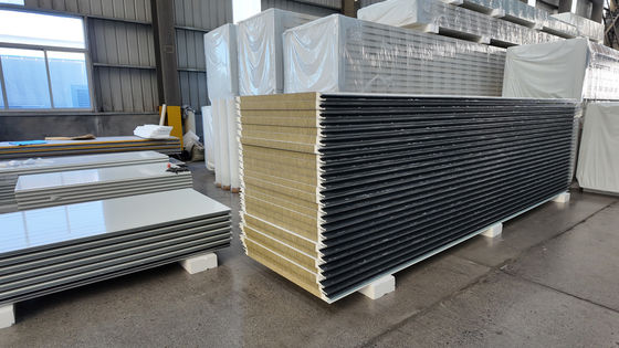 Duurzaam PU sandwichwandpaneel Hoge duurzaamheid Breedte van 50-1130 mm