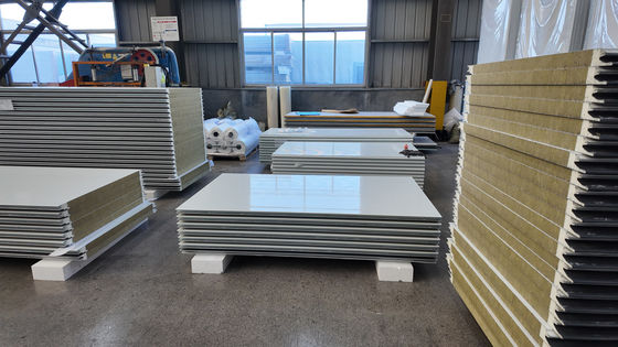 Hoge Sterkte PU Sandwichpaneel met Luchtdichtheid/Waterdichtheid en Superieure Thermische Isolatie