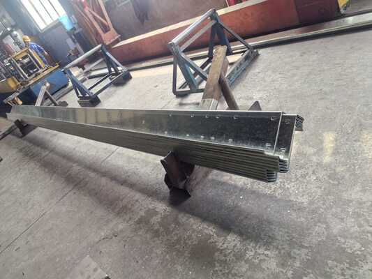 Warmbad verzinkt metalen gebouw dakpan met aangepaste lengte en 195/235/355 staalsoort voor structurele ondersteuning