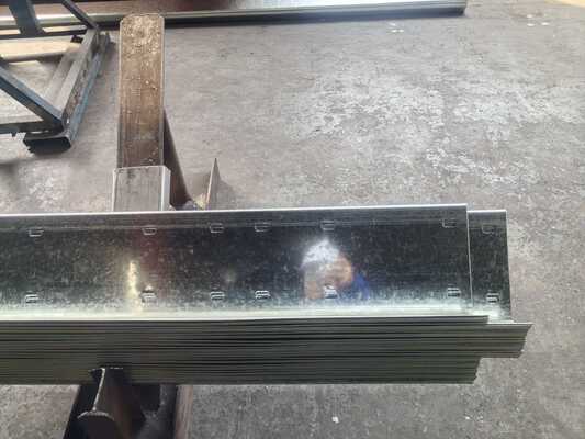 Warmbad verzinkt metalen gebouw dakpan met aangepaste lengte en 195/235/355 staalsoort voor structurele ondersteuning