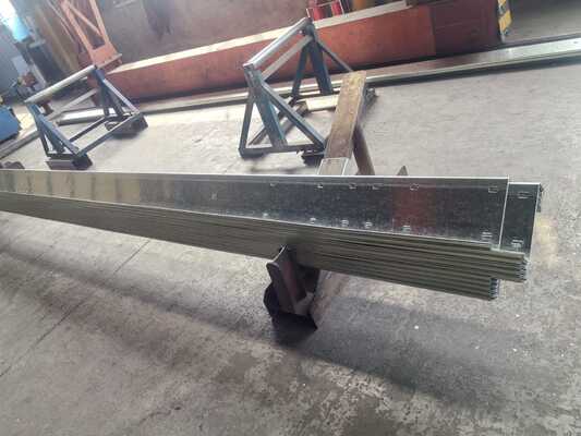Warm gedompelde gegalvaniseerde metalen bouwplaten met C/Z-vorm voor duurzame structurele ondersteuning in 195/235/355 staaltype
