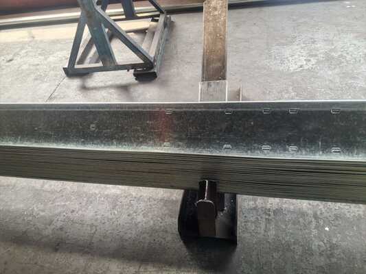 Warm gedompelde gegalvaniseerde metalen bouwplaten met C/Z-vorm voor duurzame structurele ondersteuning in 195/235/355 staaltype
