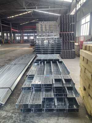Gepersonaliseerde lengte warm gedompelde gegalvaniseerde metaal gebouw Purlin in C / Z vorm voor commerciële staal frame gebouwen