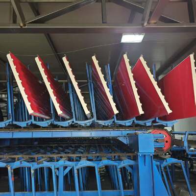 Decoratieve PU-sandwich brandwerende dakpanelen. Metalen buitendakbekledingspanelen. Grote wandsandwichpanelen